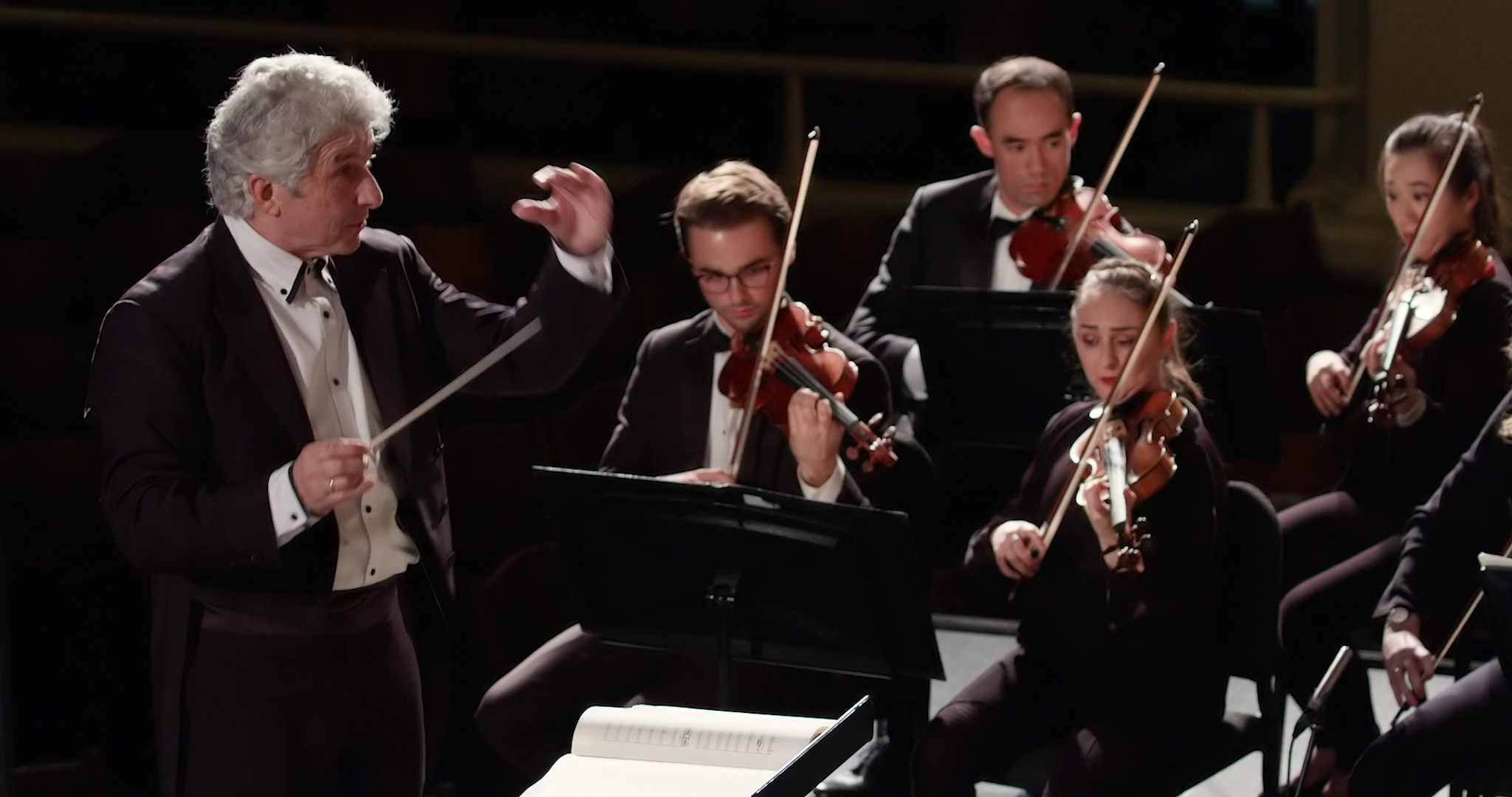 Peter Oundjian conducting the Yale Philharmonia