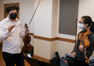 Augustin Hadelich instructs a student during a lesson